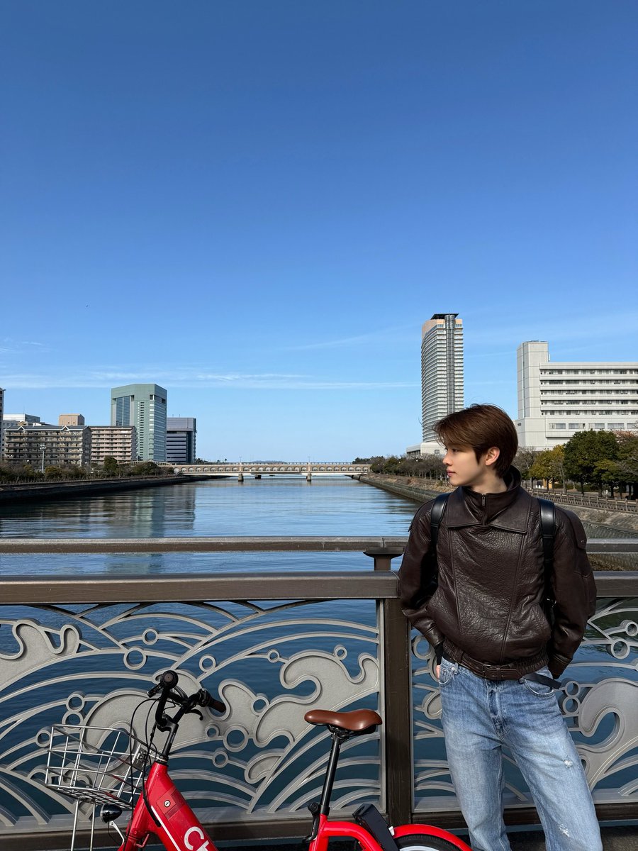 성찬 세팅 안 된 머리 + 레더자켓 = 입숑