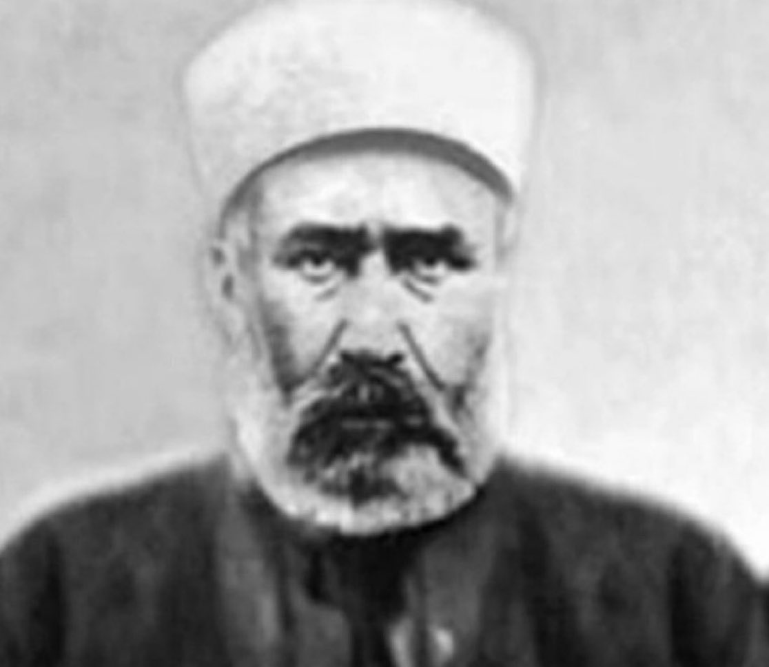 🔻4 Şubat 1926; Kurdukları dernekte “Yunan ordusu halifenin ordusu sayılır, hiç de zararlı bir topluluk değildir. Asıl kafası koparılacak mahlûkat Ankara’dadır.” diyen vatan haini İskilipli Atıf'ın sallandırıldığı günü kutluyor, onu sallandıran kıymetli elleri saygıyla anıyoruz…