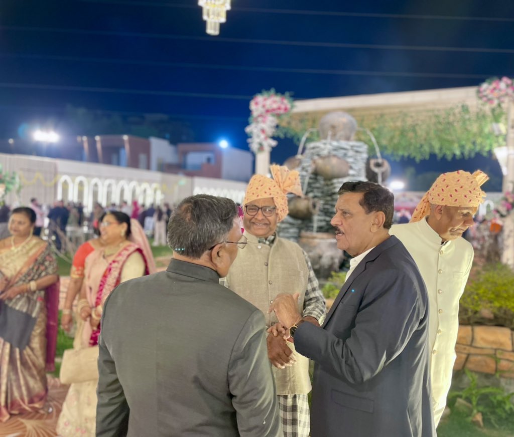 माहेश्वरी रिसोर्ट में आयोजित छुट्टनलाल शर्मा जी (पूर्व अध्यक्ष इंद्र विहार विकास सोसायटी) की सुपुत्री के विवाह समारोह में शामिल होकर हार्दिक बधाई एवं शुभकामनाएँ दीं।
#Congrats #happywedding