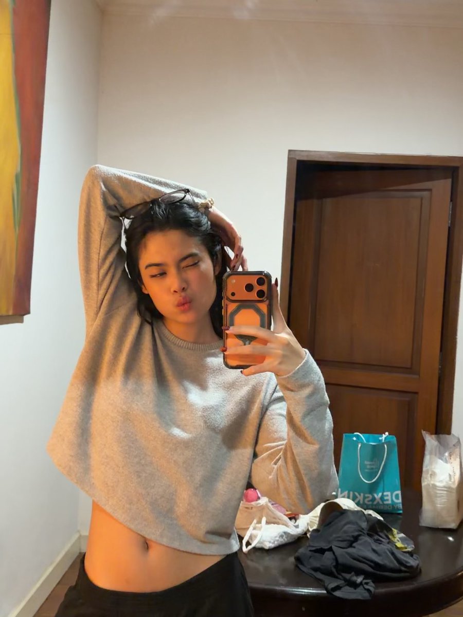 malanomali's tweet photo. messy bg https://t.co/KgGwltHMUx
