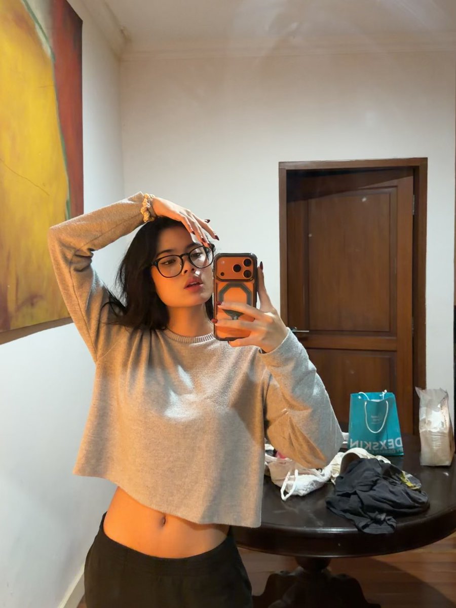 malanomali's tweet photo. messy bg https://t.co/KgGwltHMUx