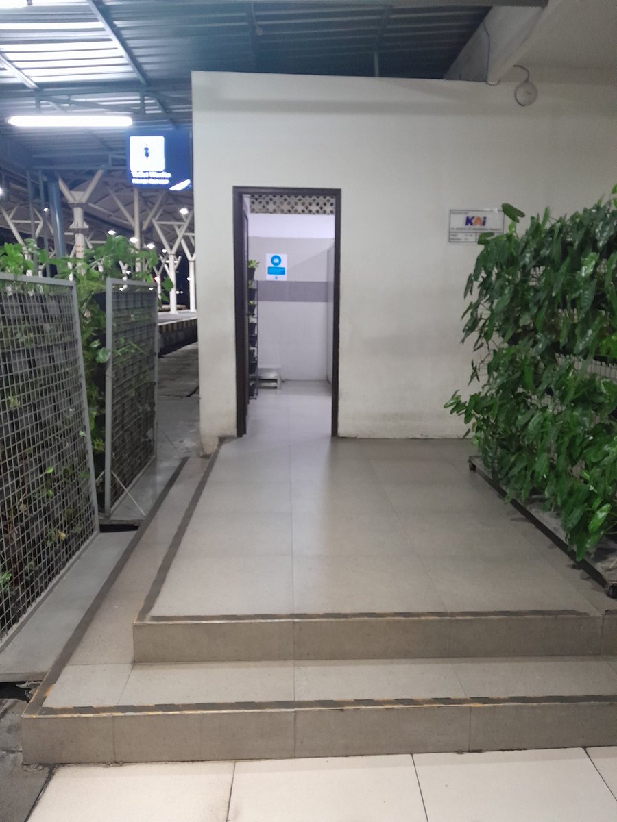 mryoez's tweet photo. @KAI121 telah ditemukan cincin di toilet wastafel wanita stasiun Tugu Yogyakarta pada hari Rabu, tgl 4 februari 2026, jam 23.05 WIB.
Bagi yg merasa kehilangan hubungi kepala stasiun tugu, krn yg menemukan sudah menyerahkan ke ruangan kepala stasiun Tugu https://t.co/JEtAUX6hao