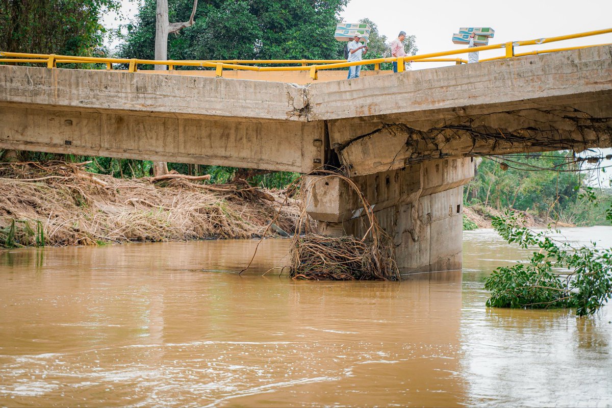 mmarguiguerra's tweet photo. Hoy, junto al Gobernador de La Guajira, realizamos visita de inspección al Puente Mendihuaca (vía Transversal del Caribe No. 9008, tramo Santa Marta – Río Palomino, km 37+650). En el lugar se firmó la solicitud de apoyo para la instalación de un puente militar, con el fin de restablecer la conectividad entre el Magdalena y La Guajira y garantizar la movilidad y el desarrollo de la región.
@LAGUAJIRAGOB