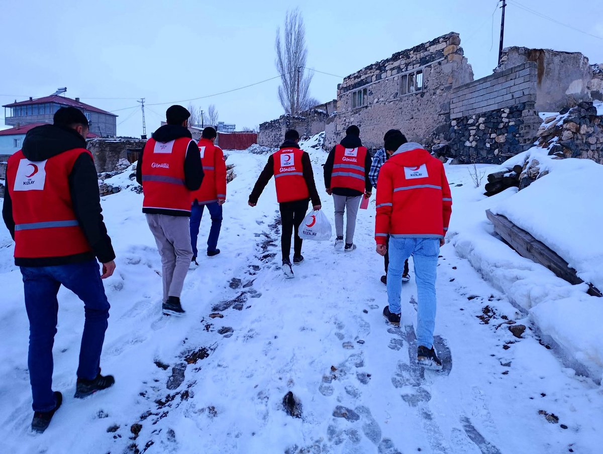 Gönüllülerimizle birlikte gün boyu, kar kış demeden bizlere başvuruda bulunan ihtiyaç sahibi ailelerimizi ziyaret ederek talep ettikleri gıda, deterjan ve diğer ihtiyaç malzemelerini teslim ettik.

Emanetleriniz yerine ulaşıyor. 🌙🤍