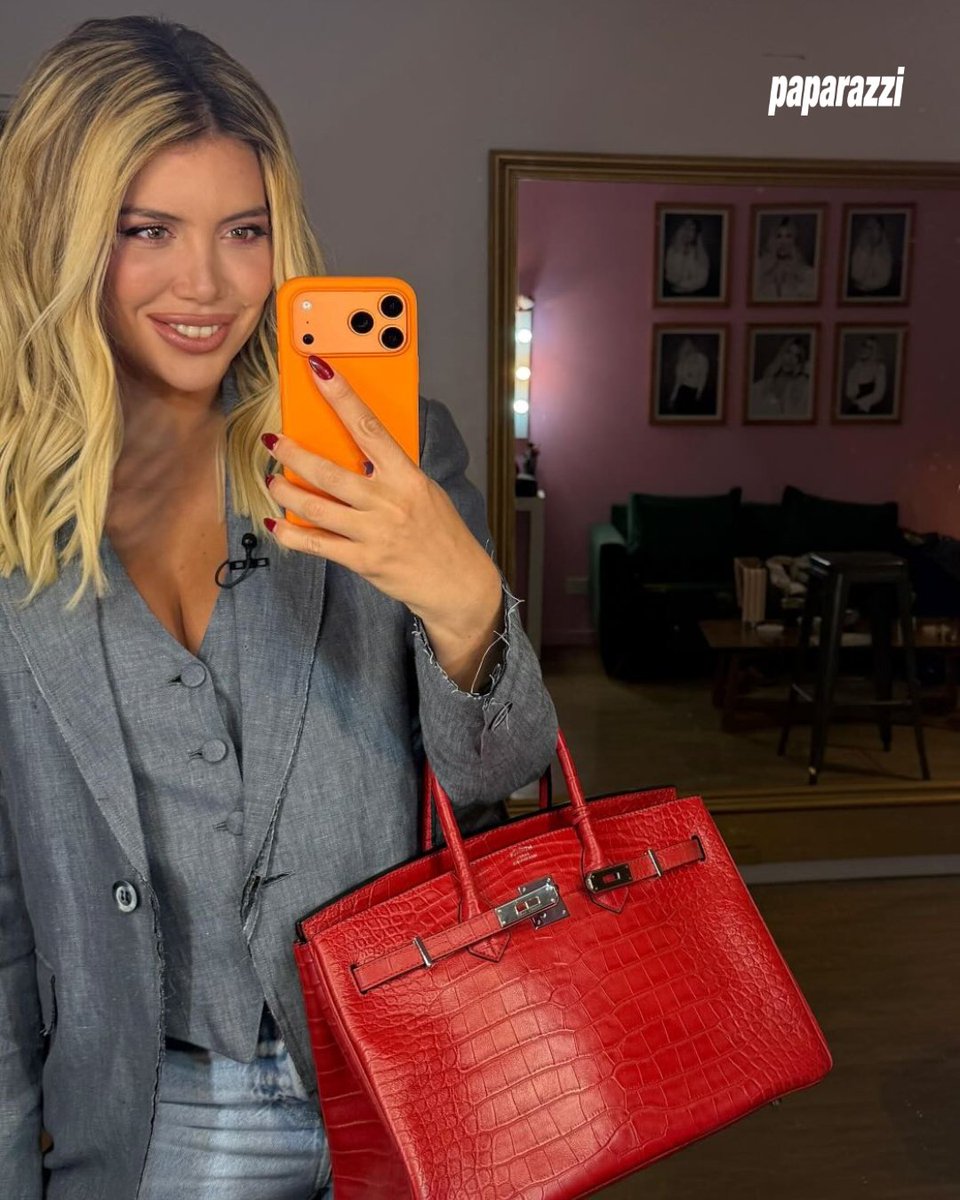 📲Wanda Nara compartió su look desde su camarín de Telefe.