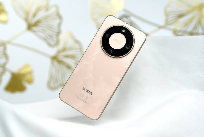 MarcoCocomello's tweet photo. The Honor X9d is available in two colours: Midnight Black and Sunrise Gold. It's R9,999 in South Africa. Specs include:

- 8300mAh battery
- 6.79-inch AMOLED screen
- 1200 x 2640 
- 120Hz display
- 12GB RAM / 256GB Storage
- Android 15
- 108 MP, f/1.8, 24mm wide camera

@HonorAfrica #UnbreakableX9d #HonorX9d