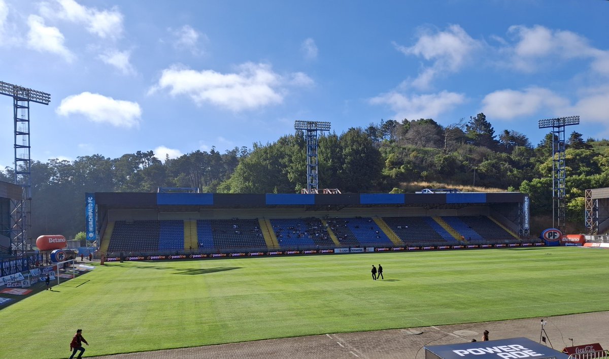 A las 14 horas se reúne #Huachipato y Delegación Presidencial para buscar reprogramar el partido ante #UdeChile. Complica el Manual de Competiciones, que exige se dispute dentro de los 21 días siguientes, pero ambos clubes juegan en torneos Conmebol. <a href="/Cooperativa/">Cooperativa</a>
