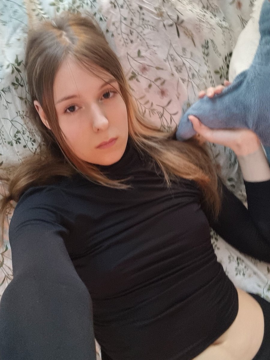 GayRheality's tweet photo. sleepiest woman alive fr https://t.co/YntpresLF9