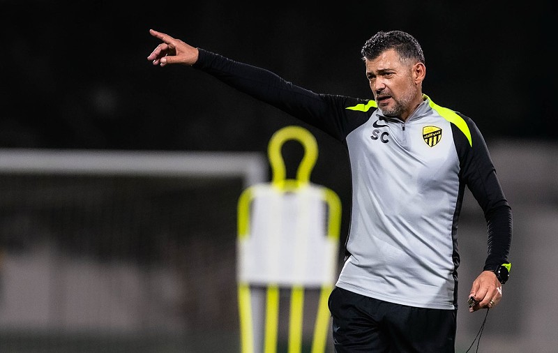 Sérgio Conceição:
Kante’nin ayrılığı benim için büyük bir hayal kırıklığı oldu. Takımda kalması gerektiğini başkana açıkça söyledim. Ancak bana, bu konunun artık kendi inisiyatifinde olmadığını ve bazı kararların kulüp içinde farklı yerlerde alındığını ifade etti. Doğrusu insanın