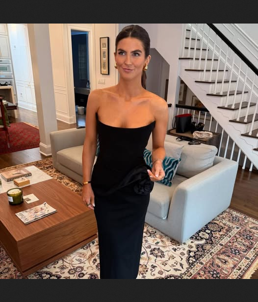 femalebodybuil6's tweet photo. RETWEET if you think Kaitlan Collins is a liberal political activist not a journalist. https://t.co/TG3Hb1nrsD