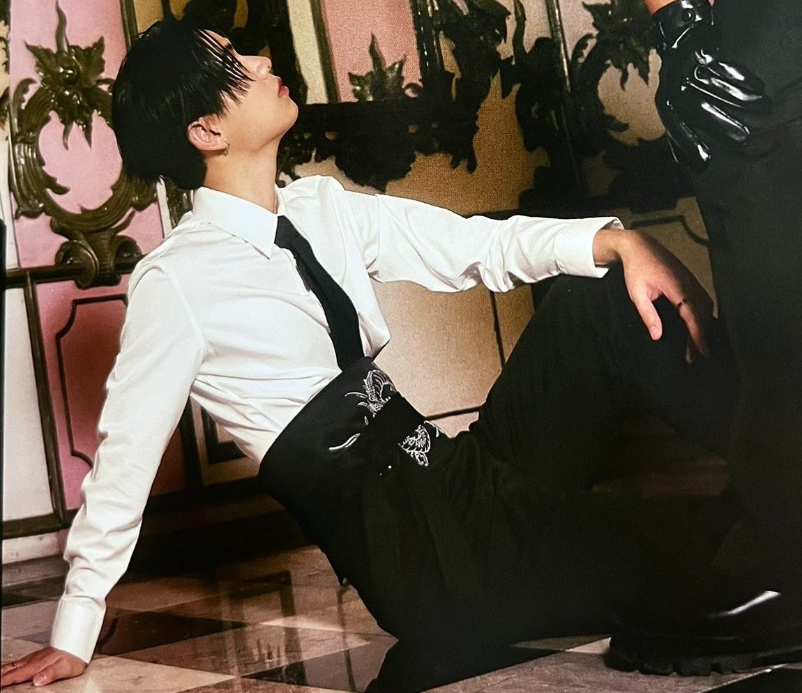 thwinktp's tweet image. waist so small and for what? for other men to grab it???