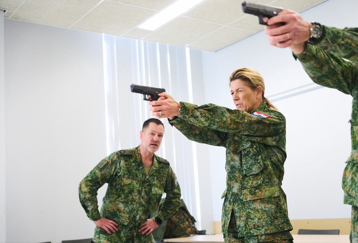 koninklijkhuis's tweet photo. 🪖 Koningin Máxima is vandaag gestart met de opleiding tot reservist voor de Koninklijke Landmacht. Zij heeft zich aangemeld omdat ze, net als andere reservisten, een bijdrage wil leveren aan de veiligheid van Nederland. https://t.co/MVPqpPBCSc https://t.co/Yec3woOMgW