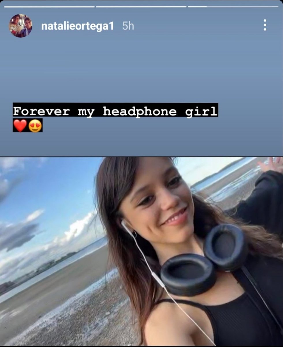Roxdk7's tweet photo. Natalie: Forever my headphone girl 

😭 https://t.co/RSjHYtNQyE