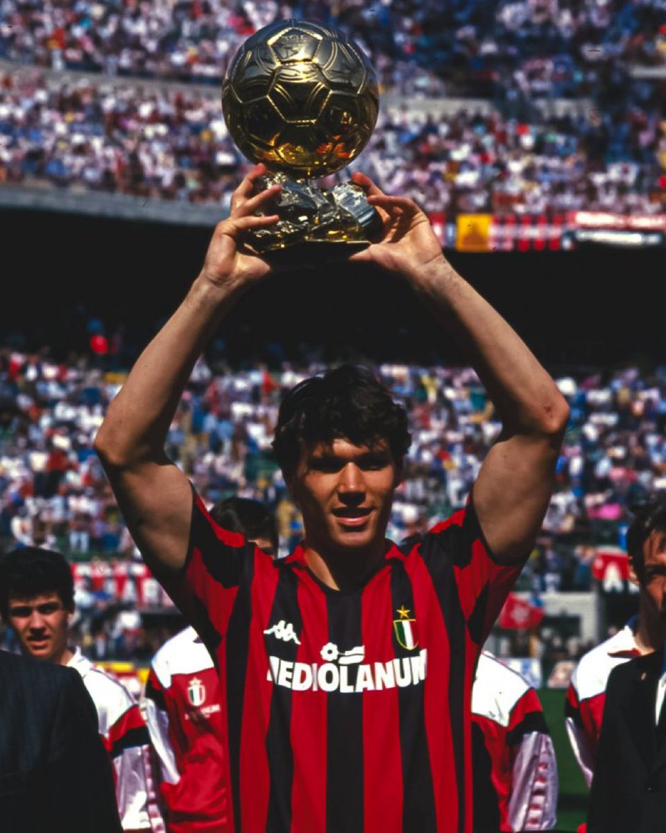 CalcioTurkey's tweet photo. 🥺 Marco Van Basten sakatlığı sebebiyle futbolu 28 yaşında bırakana kadar şunları yapmıştı:

⚔️ 431 Maç
⚽️ 301 Gol
🅰️ 86 Asist

🏆 3x Eredivisie
🏆 4x Serie A
🏆 2x Şampiyonlar Ligi
🏆 2x UEFA Süper Kupa
🏆 1x UEFA Euro 1998

🎖️ 3x Ballon d’Or
🎖️ 1x FIFA The Best
🎖️ 1x Golden Boot
🎖️ 4x Eredivisie Gol Krallığı
🎖️ 2x Serie A Gol Krallığı

🗞️ - Veriler Wikipedia, Transfermarkt ve FIFA üzerinden alınmıştır.