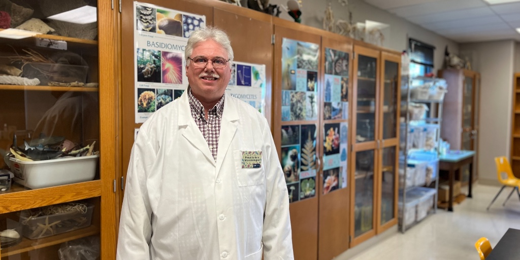 ShawneeState's tweet image. Dr. Eugene Burns has had the privilege of teaching biology to numerous students since 1999. As director of the Biomedical Sciences and Pre-Med programs, he has watched many reach their full potential by becoming doctors.

🔗 ow.ly/IuY550XHECg
