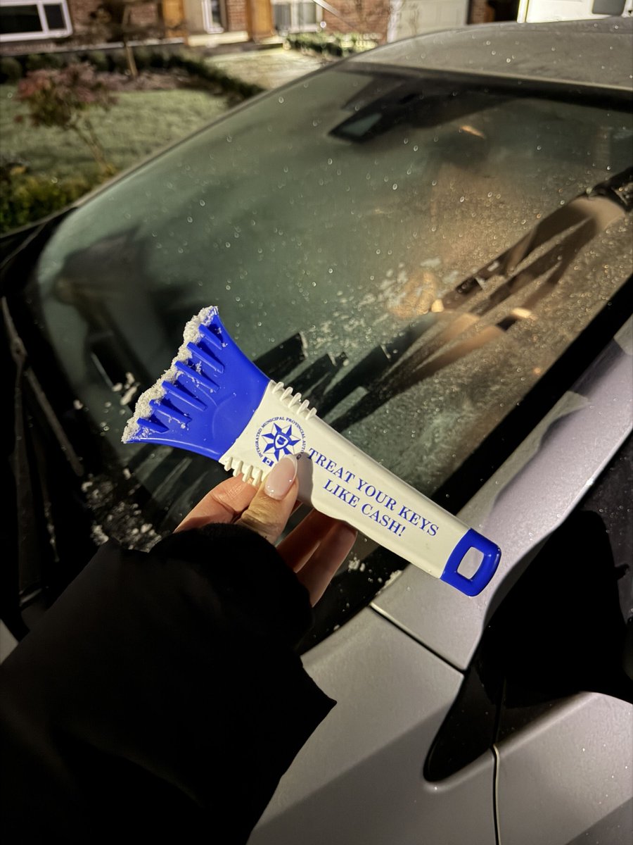 IMPACTautocrime's tweet image. Always a good reminder that auto theft is opportunistic, treat your keys like cash!

#autocrime #lockitorloseit #icescrapper #police #coldmorningroutine