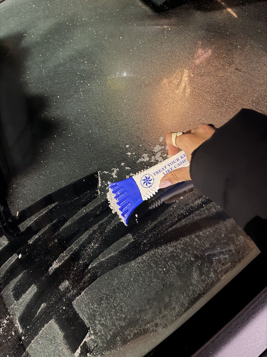 IMPACTautocrime's tweet image. Always a good reminder that auto theft is opportunistic, treat your keys like cash!

#autocrime #lockitorloseit #icescrapper #police #coldmorningroutine