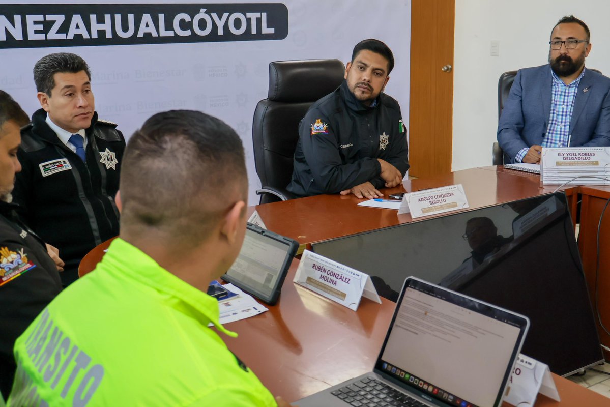 Adolfo_Cerqueda's tweet image. Buen miércoles para todas y todos, iniciamos este día con nuestra #MesaDePaz🕊️.

Vamos a seguir trabando todos para reforzar la #seguridad de quienes vivimos en #Nezahualcóyotl. 

#PorAmorANeza❤️