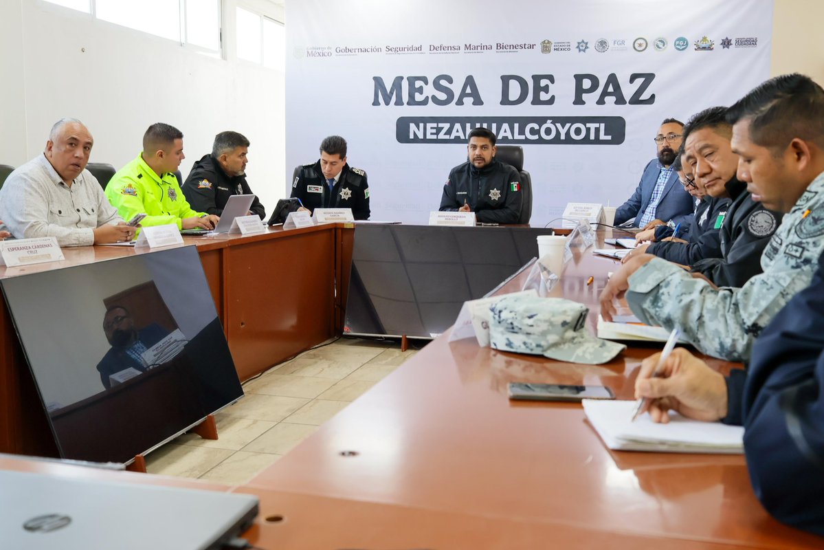 Adolfo_Cerqueda's tweet image. Buen miércoles para todas y todos, iniciamos este día con nuestra #MesaDePaz🕊️.

Vamos a seguir trabando todos para reforzar la #seguridad de quienes vivimos en #Nezahualcóyotl. 

#PorAmorANeza❤️