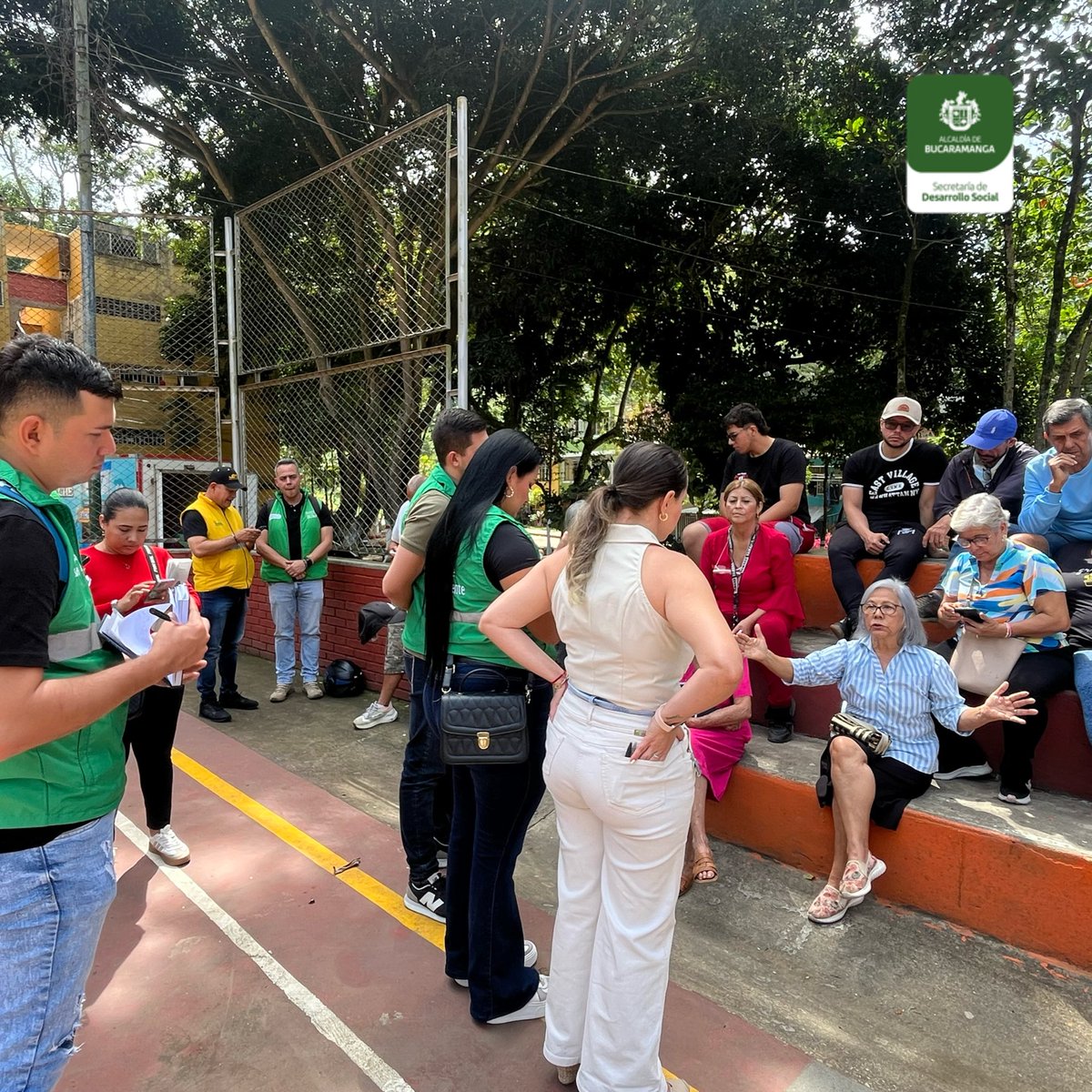 ¡🤝En territorio!

Estuvimos en la comuna 9 en el barrio El Sol socializando nuestros programas a la comunidad. Asimismo, brindamos orientación frente a las inquietudes y necesidades de las familias.
