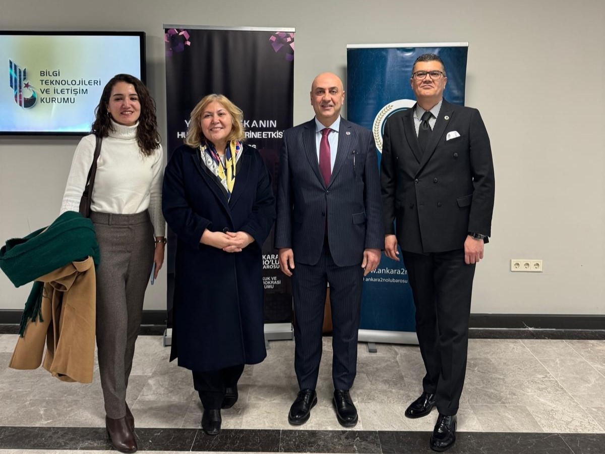 Ankara 2 No’lu Barosu, Hukuki Araştırmalar Derneği (HUDER) ve Hukuk ve Demokrasi Kurumu iş birliğiyle düzenlenen “Yapay Zekânın Hukuk Mesleklerine Etkisi” konulu eğitim programı; Ankara 2 No’lu Barosu Başkanı Sn. Av. Gökhan Ağdemir, Hukuki Araştırmalar Derneği Başkanı Sn. Av.