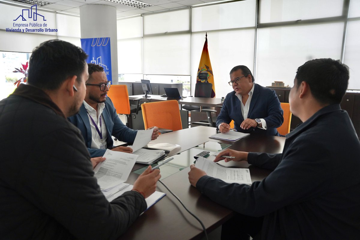 desarrollourbep's tweet photo. Reunión de seguimiento de proyectos de vivienda en Esmeraldas con Mario Cantos, Gerente General de VDUEP, y César Bustos, Director Distrital del MIT. ¡Avanzamos en el compromiso con el bienestar de las familias esmeraldeñas! 🏡💬 #VDUEP #ViviendaParaTodos #Esmeraldas https://t.co/EPfeMhhYJ6