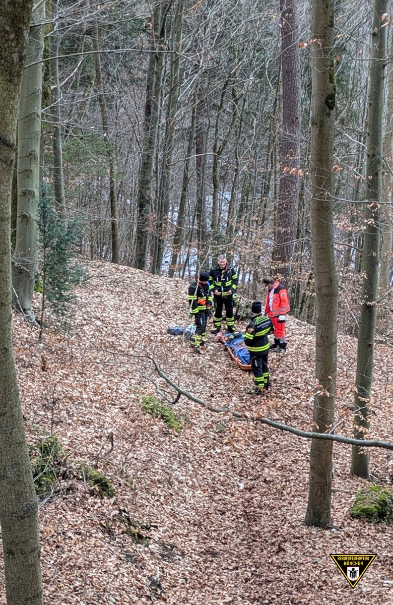 BFMuenchen's tweet photo. Aufwendige #Rettung einer jungen Frau in Harlaching für die #Feuerwehr #München.  Alle weiteren Infos hier im #Pressebericht:
https://t.co/zwGi9V1zgO

#WirFürMünchen https://t.co/ooZd5B7JEH
