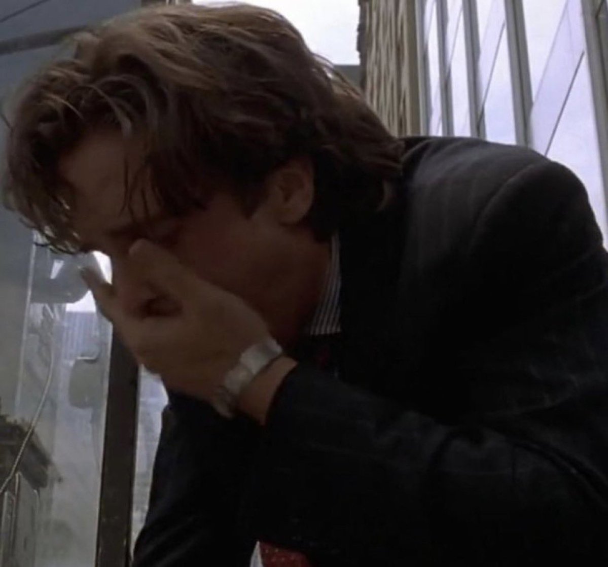 yo en cuanto suena la canción que escuchaba cuando estaba en el punto más bajo de mi vida