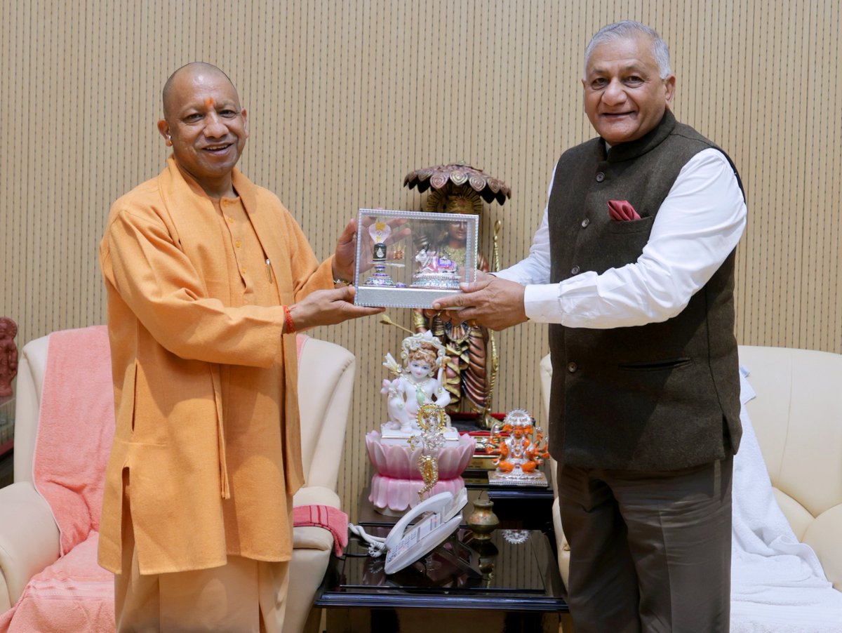 myogiadityanath's tweet photo. मिजोरम के माननीय राज्यपाल जनरल (से.नि.) डॉ. विजय कुमार सिंह जी से आज लखनऊ स्थित सरकारी आवास पर शिष्टाचार भेंट की।

@Gen_VKSingh https://t.co/8KBOa1GgMK