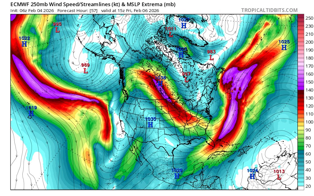 ClimaenGuate's tweet photo. EXTRAORDINARIO: OTRO INTENSO FRENTE FRÍO INGRESA ESTE JUEVES A GUATEMALA

Aún seguimos bajo los efectos de la masa de aire ártica más severa en años (en el centro, norte y oriente) y mañana jueves ingresa al país a otra potente cuña de alta presión y severa masa de aire ártico.

Desde esa madrugada y especialmente mañana en la mañana se espera un nuevo evento de vientos nortes fuertes con ráfagas muy fuertes de hasta 75km/h o más en sectores del centro, sur oriente y cadena volcánica acompañado de un nuevo fuerte descenso de temperaturas. Lo más fuerte es mañana aunque los vientos se mantienen hasta al menos el lunes.

La masa de aire ártico no es tan severa pero igualmente tiene potencial de drásticos descensos de temperaturas desde el atardecer y madrugadas extremadamente frías especialmente del viernes al martes. 

Debido a su rápido desplazamiento no se esperan lluvias importantes, solo el tradicional Chipi Chipi de las Verapaces y lluvias en sectores de Izabal , oriente y Petén. 

Será el tercer frente frío fuerte en poco tiempo. Estamos viviendo algo realmente extraordinario, no visto en años. 

Atentos.