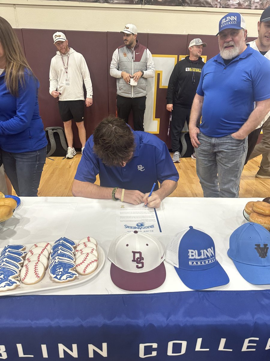 dstigerbaseball's tweet photo. 6 seniors signed today! Congrats to @BlakeCox_25 Colby Wilson @NixonBadilla @OscarJo30461887 https://t.co/up4OTya8Fc