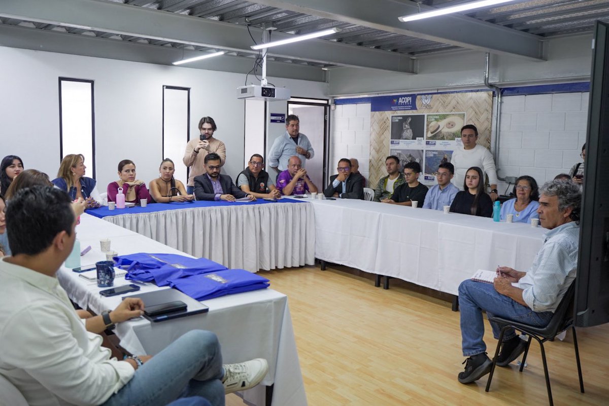 sergio_fajardo's tweet photo. El Gobierno Petro tiene olvidadas a las pequeñas y medianas empresas, pero nosotros vamos a impulsarlas. 

Escuchar a quienes generan la mayor parte del empleo formal siempre será una prioridad para nosotros. Gracias a @AcopiCaldas por abrirnos las puertas y permitirnos escuchar sus preocupaciones sobre productividad, formalidad, competitividad y carga impositiva.