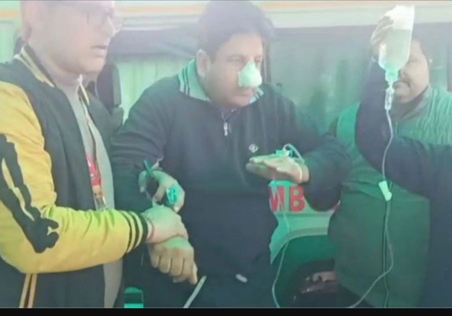 vikas_central's tweet photo. Provincial Joint secy Ankush Abrol alongwith Dr.Vikas Sharma visited GMC,Jmu to see MLA Dr Bashir Ahmed Veeri where he is admitted due to injury after sudden fall. While inquiring about his health,they prayed God for speedy recovery of Jb Veeri Sb
@OmarAbdullah
@DrVeeri 
@JKNC_ https://t.co/pZNsc5r7NA