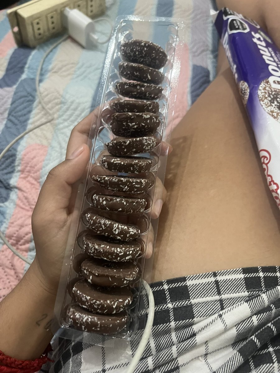 fernand91731881's tweet photo. Ya es segunda vez que me sale una galletas menos en las donut de coco rallado @CarozziHablemos  eso me llevó a una discusión con mi pololo Ajjajaj, dejen de robarme galletas https://t.co/swUR7agpaa