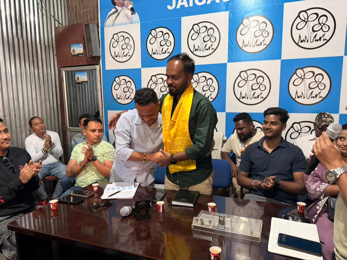 AITCakashH's tweet image. 🔴 Jaigaon-II (Kalchini) में TMYC रिव्यू मीटिंग।
ब्लॉक अध्यक्ष श्री आकाश हरिजन का आह्वान—SIR से पीड़ित जनता के साथ खड़े होकर हर बूथ पर युवाओं को जोड़कर संगठन मज़बूत करें। ✊🔥
@MamataOfficial @abhishekaitc
@AITCofficial
#TMYC #Kalchini #JaigaonII #YouthPower #PeopleWithTMYC #SIR