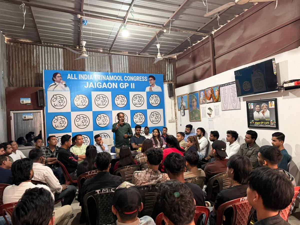 AITCakashH's tweet image. 🔴 Jaigaon-II (Kalchini) में TMYC रिव्यू मीटिंग।
ब्लॉक अध्यक्ष श्री आकाश हरिजन का आह्वान—SIR से पीड़ित जनता के साथ खड़े होकर हर बूथ पर युवाओं को जोड़कर संगठन मज़बूत करें। ✊🔥
@MamataOfficial @abhishekaitc
@AITCofficial
#TMYC #Kalchini #JaigaonII #YouthPower #PeopleWithTMYC #SIR