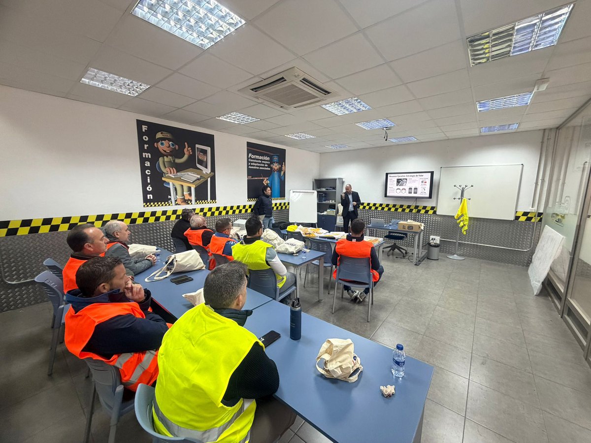 auto_pneu's tweet photo. Insa Eco forma a @Grupo_Soledad sobre el ciclo de vida del neumático y el cálculo de reducción de CO₂ @InsaTurbo #InsaEco | @auto_pneu
https://t.co/RG3yHIDrk9 https://t.co/jt0BvGxqzV
