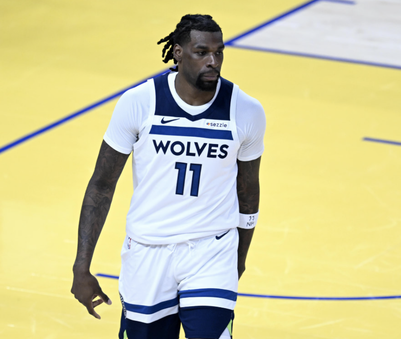 LegionHoops's tweet photo. The Timberwolves are talking with teams about the value of Naz Reid, Jaden McDaniels, and Julius Randle to maximize their offer for Giannis, per @BrettSiegelNBA 

Full details: https://t.co/ya3eRuS25r https://t.co/iNzD4psIX2