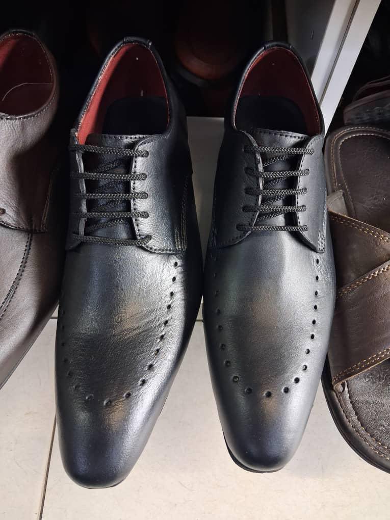 DEHWEAR's tweet photo. *NEW DESIGN JUST LANDED!*
Price: $45 per pair.
Pure Leather✅
Soft rubber sole✅️
#Dehwear #Isikhumba #HandmadeInZW. https://t.co/sxVCORpBL4