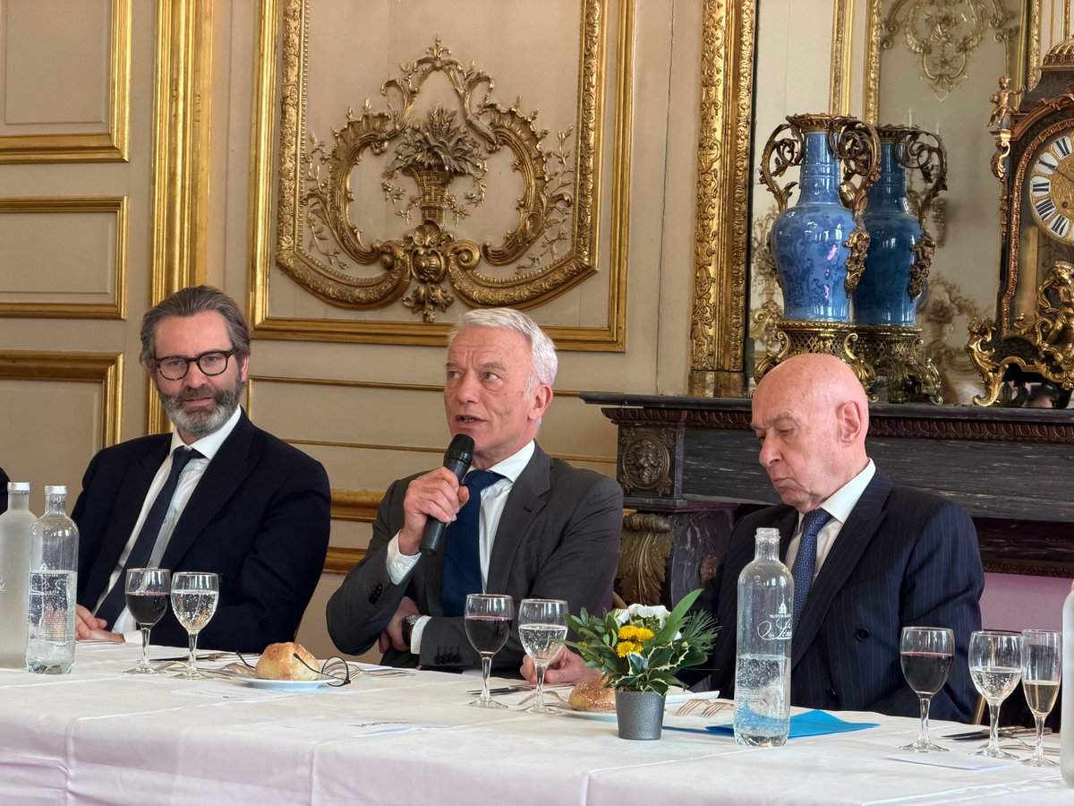 PatrickMartin_1's tweet photo. Nous poursuivons nos échanges et notre travail avec les parlementaires afin de préparer dès maintenant l’avenir et le prochain budget, défendre nos entreprises, alerter sur un contexte international de plus en plus concurrentiel, et l’absence de perspectives dans notre pays.

Merci au Président @ClaudeMalhuret et aux sénateurs du groupe @Indep_Senat pour nos échanges ce midi.