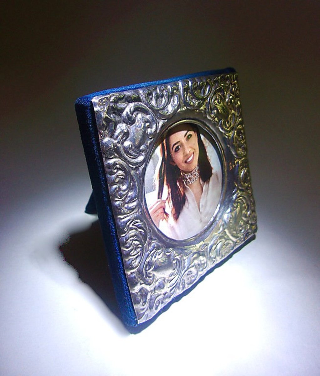 renaissancefai's tweet photo. Vintage Sterling Silver Photo Frame: 3" x 3" JOHN BULL LTD Victorian Repousse Scrollwork
https://t.co/4g08La2APY?
#photoFrame #sterlingSilver #JohnBull #Ltd #London #Repousse #victorian #scrolls #photoframe #frame #madeinEngland #brassHardware #UK #vintage #bluevelvet https://t.co/IiRXQa538g