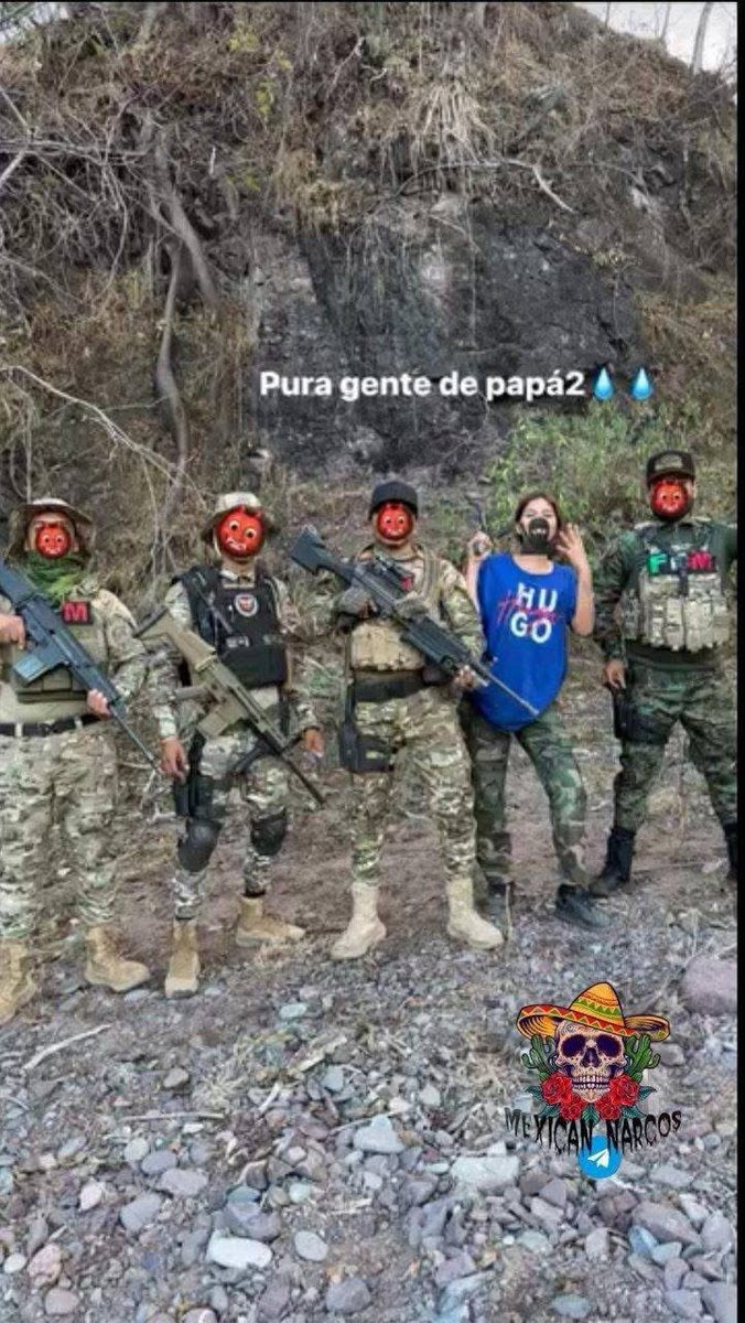 Laverdadaldia12's tweet photo. #CJNG
#MUJERE
El Cártel Jalisco Nueva Generación vuelve a utilizar las redes sociales como vitrina de poder. Fotografías atribuidas a la facción “Dos Aguas” exhiben la participación activa de mujeres armadas dentro de sus estructuras, mientras autoridades mantienen silencio y la violencia criminal se recrudece en Michoacán.
Por: Redacción
Ciudad de México. A 3 de febrero, 2026
En redes sociales comenzaron a circular imágenes de presuntas integrantes del Cártel Jalisco Nueva Generación (CJNG), identificadas con la facción conocida como “Dos Aguas”, en las que se observa a hombres y mujeres portando uniformes tácticos, armamento y equipamiento de tipo militar.
Las fotografías, difundidas principalmente en cuentas dedicadas al monitoreo de narcoviolencia, generaron impacto y alarma, debido a que evidencian la incorporación visible de mujeres en estructuras armadas del crimen organizado, un fenómeno que, aunque documentado previamente, ahora es exhibido abiertamente como parte de una estrategia de propaganda.
El alias “Dos Aguas” también ha comenzado a circular como el de una presunta sicaria vinculada al CJNG, con supuesta operación en Michoacán, particularmente en zonas serranas y rurales en disputa, donde el cártel mantiene presencia activa frente a grupos rivales.
De acuerdo con publicaciones difundidas desde inicios de 2026, el apodo estaría asociado a una mujer que aparece en imágenes con parches de las llamadas “Fuerzas Especiales Mencho” (FEM), amuletos religiosos y simbología utilizada por células armadas del CJNG, reforzando la narrativa de control territorial y capacidad operativa.
El nombre “Dos Aguas” coincide además con una localidad del municipio de Aguililla, considerada plaza estratégica e históricamente disputada, lo que ha alimentado versiones que ubican a esta facción como parte de grupos armados activos en el corazón del conflicto criminal michoacano.
Cuentas especializadas en seguridad señalan que estas presuntas operadoras estarían involucradas en labores de vigilancia, control de rutas, monitoreo con cámaras y drones, así como en tareas de logística armada en zonas de difícil acceso. Sin embargo, ninguna autoridad federal o estatal ha confirmado oficialmente la identidad o existencia de la persona conocida como “Dos Aguas”.
Toda la información disponible proviene de fuentes abiertas, filtraciones no oficiales y contenido no verificado en redes sociales, lo que obliga a mantener reservas sobre su autenticidad, aunque expertos advierten que este tipo de material forma parte de la propaganda criminal utilizada para infundir miedo, marcar territorio y reclutar.
MUJERES, UN NUEVO ROSTRO DEL PODER ARMADO DEL CJNG
La participación de mujeres dentro del CJNG ya no se limita a roles secundarios. Diversos casos documentados por autoridades mexicanas y estadounidenses muestran su incorporación en áreas de logística, finanzas, jefaturas de plaza y operaciones armadas, incluso dentro de unidades de élite.
Entre los perfiles más conocidos se encuentra María del Rosario Navarro Sánchez, “La Chayo”, detenida en 2025 y acusada por Estados Unidos de narcoterrorismo; Ana Karen Bravo Gutiérrez, “La Loca”, señalada como sicaria y coordinadora operativa; Ana Fabiola Mata Alfaro, identificada como jefa de plaza en Guanajuato; y Josefina Ramírez Josani Vargas, “La Chepa”, operadora clave en actividades de extorsión y tráfico de drogas.
Además, se ha documentado la existencia de unidades femeniles especiales del CJNG, algunas dedicadas al manejo de drones y labores de inteligencia, lo que confirma una expansión estructural del grupo criminal.
Especialistas advierten que el reclutamiento de mujeres suele estar ligado a contextos de vulnerabilidad, coerción o vínculos sentimentales con integrantes del crimen, aunque en algunos casos se les otorgan posiciones estratégica.