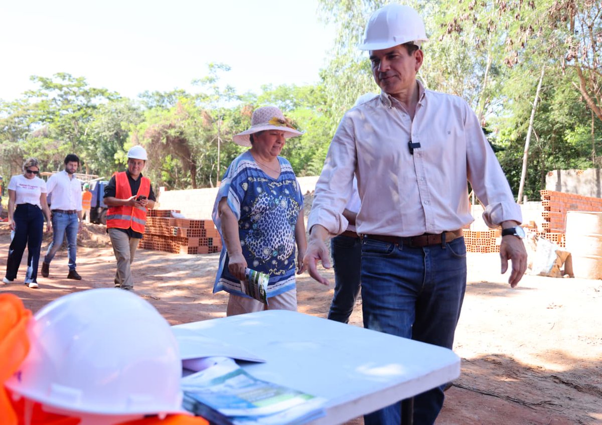agparaguay's tweet photo. El ministro @juancbaruja del @muvhpy realizo un recorrido para verificar el avance de las obras del proyecto habitacional del programa Che Róga Porã 2.0 en Limpio https://t.co/C3pcCMAkBI