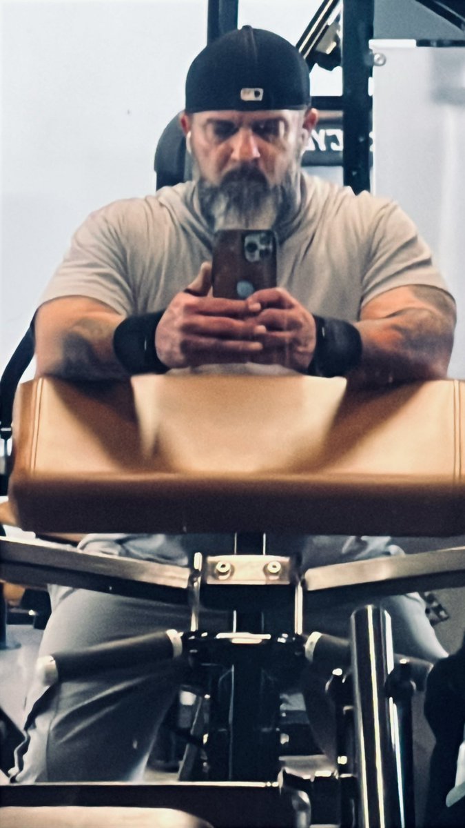 If I could get my biceps to look like my triceps we would be in business lol still not bad for 52 🤪