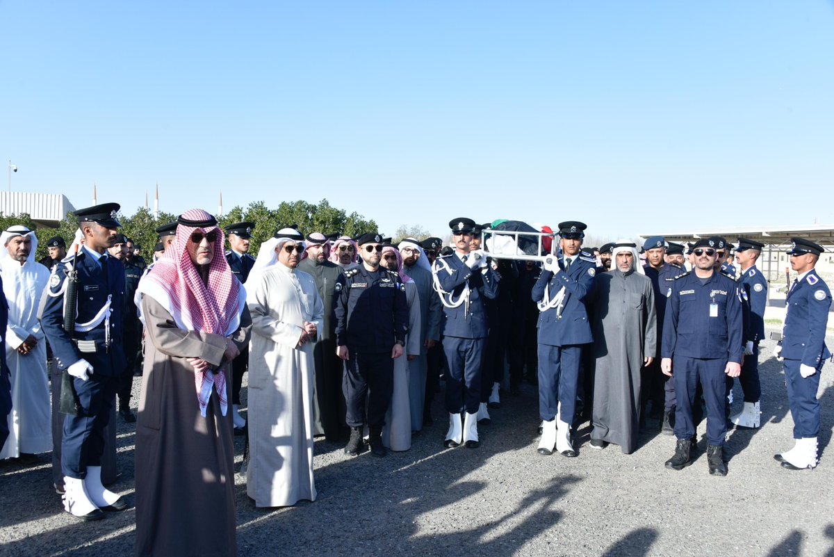 kuna_ar's tweet photo. دولة الكويت تشيع شهيد الواجب وكيل أول ضابط خالد أحمد الشرف من منتسبي وزارة الداخلية بعد أن وافته المنية متأثرا بإصابته أثناء تأديته لواجبه

- تقدم مراسم التشييع رئيس مجلس الوزراء بالإنابة الشيخ فهد يوسف سعود الصباح ووكيل وزارة الداخلية اللواء عبدالوهاب الوهيب وعدد من كبار القيادات الأمنية

- الشيخ فهد اليوسف أعرب عن خالص العزاء وصادق المواساة إلى أسرة الفقيد ناقلا لهم تعازي القيادة السياسية

https://t.co/YST7iumQVI

#كونا #الكويت
