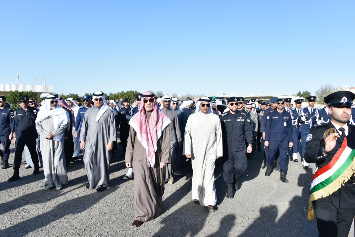 kuna_ar's tweet photo. دولة الكويت تشيع شهيد الواجب وكيل أول ضابط خالد أحمد الشرف من منتسبي وزارة الداخلية بعد أن وافته المنية متأثرا بإصابته أثناء تأديته لواجبه

- تقدم مراسم التشييع رئيس مجلس الوزراء بالإنابة الشيخ فهد يوسف سعود الصباح ووكيل وزارة الداخلية اللواء عبدالوهاب الوهيب وعدد من كبار القيادات الأمنية

- الشيخ فهد اليوسف أعرب عن خالص العزاء وصادق المواساة إلى أسرة الفقيد ناقلا لهم تعازي القيادة السياسية

https://t.co/YST7iumQVI

#كونا #الكويت