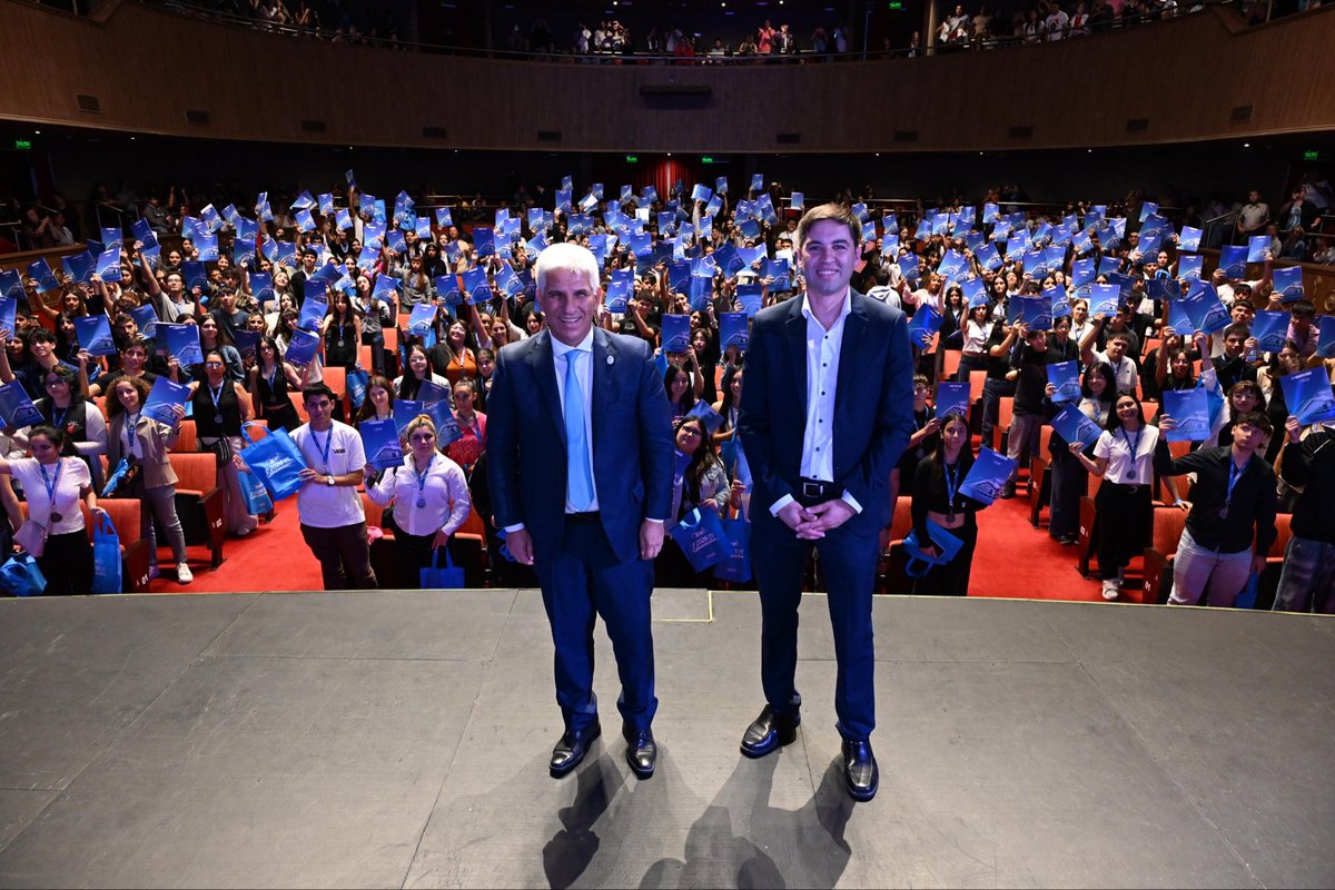 BECA AL MERITO - Entregué personalmente los Decretos de Becados al MERITO a los tres (3) mejores promedios académicos de nuestras Escuelas Secundarias, Promoción 2025. La Beca contribuirá a financiar los gastos universitarios a lo largo de toda su carrera, y asciende a 350 mil