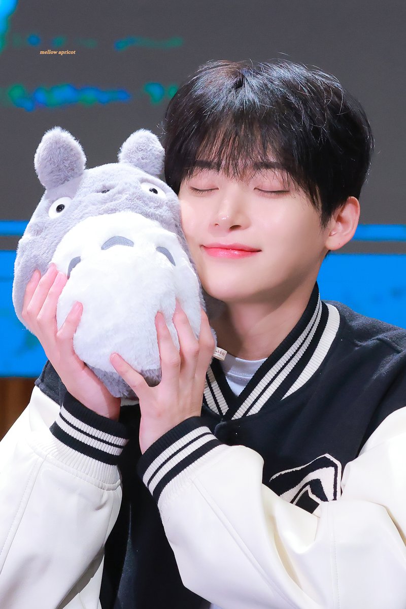 Mellowapricot_9's tweet photo. 너무너무 소중하게 생각하구 있습니다!!
#대상문_출신_구정모_생축
#크래비티_최강뽀짝구정모_생일 https://t.co/bwUrcWtoPZ