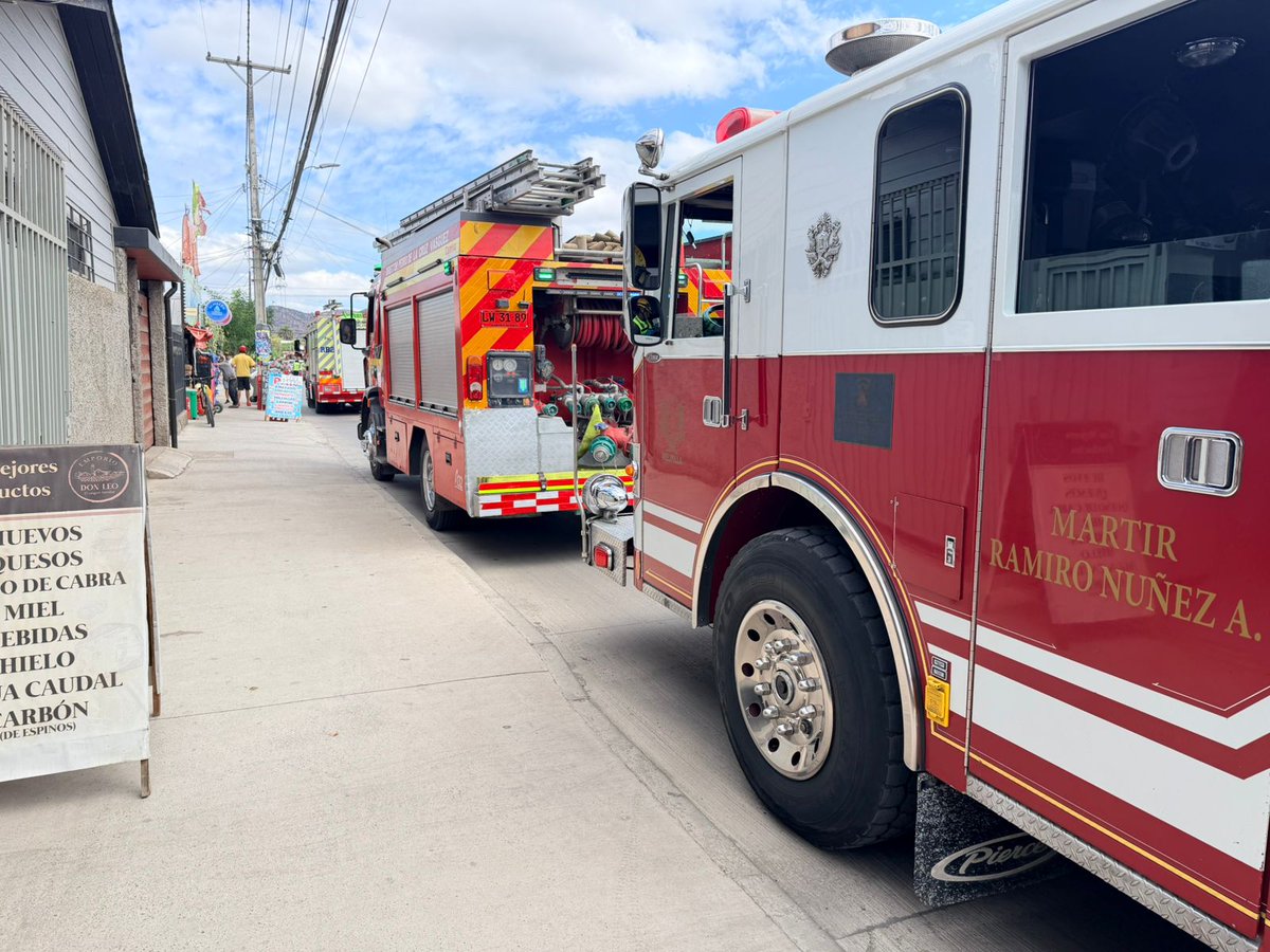 🚨EMERGENCIA 🚨

Hace unos momentos nuestra compañía trabajó con carro B-1 junto RB-2 y B-3 en emanación de humo desde vivienda en calle Arza, entre Alcalde y Egaña.

<a href="/CBMelipilla1910/">Cuerpo de Bomberos de Melipilla</a> <a href="/RadioPrensa/">RadioPrensa #SiempreAlerta 🔴</a> <a href="/2daCiaMelipilla/">Segunda CB Melipilla</a>