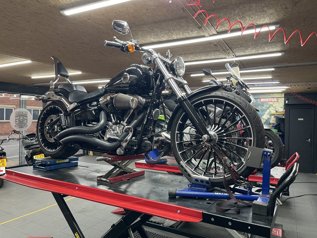DrTepi's tweet photo. The photo drop 1 of the Harley Davidson Breakout Air Suspension job ๐ค
#harleydavidson #harley #harleydavidsonmotorcycles #harleydavidsonbreakout #lowrider #lowered
#diaryofamotorcyclemechanic
#motorcycles #motorcycle #biker #bikers #drtepi https://t.co/9Gi38Z9Mwa